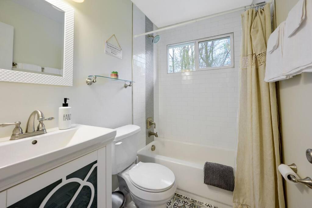Cozy 3 Bedroom Cottage With Huge Fenced-In Yard Raleigh Exterior foto